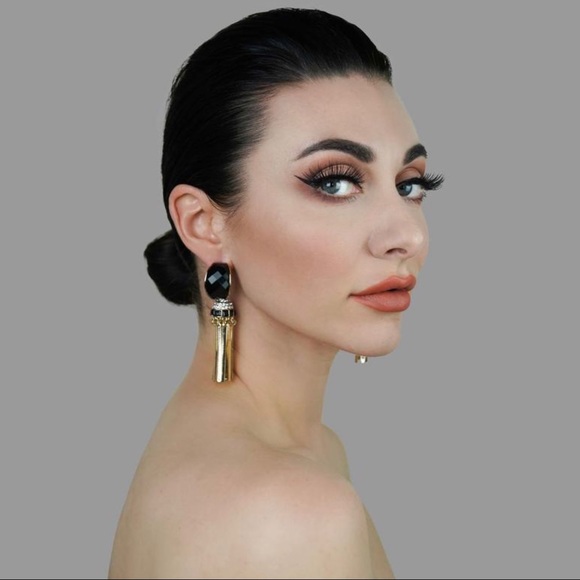 QVEEN - Thick Skin - Satin Matte - Picture 4 of 5